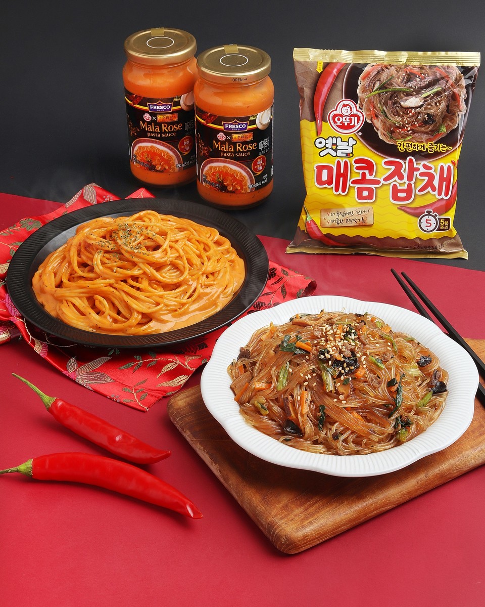 오뚜기가 얼얼한 마라와 부드러운 크림이 조화를 이룬 ‘마라로제 파스타소스’와 불향이 살아있는 ‘옛날 매콤잡채’를 롯데마트에 단독 출시했다. [사진=오뚜기]