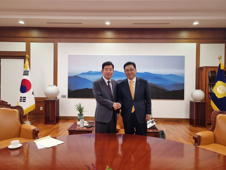 한국농수산식품유통공사 김춘진 사장(사진 오른쪽)이 김진표 국회의장과 미연방 김치의날 협력방안을 논의했다. [사진=한국농수산식품유통공사] 