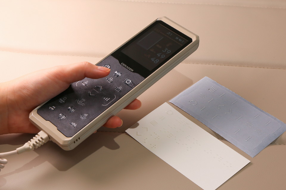 세라젬이 점자의 날 맞아 마스터 V7용 점자스티커 배포했다. [사진=세라젬]