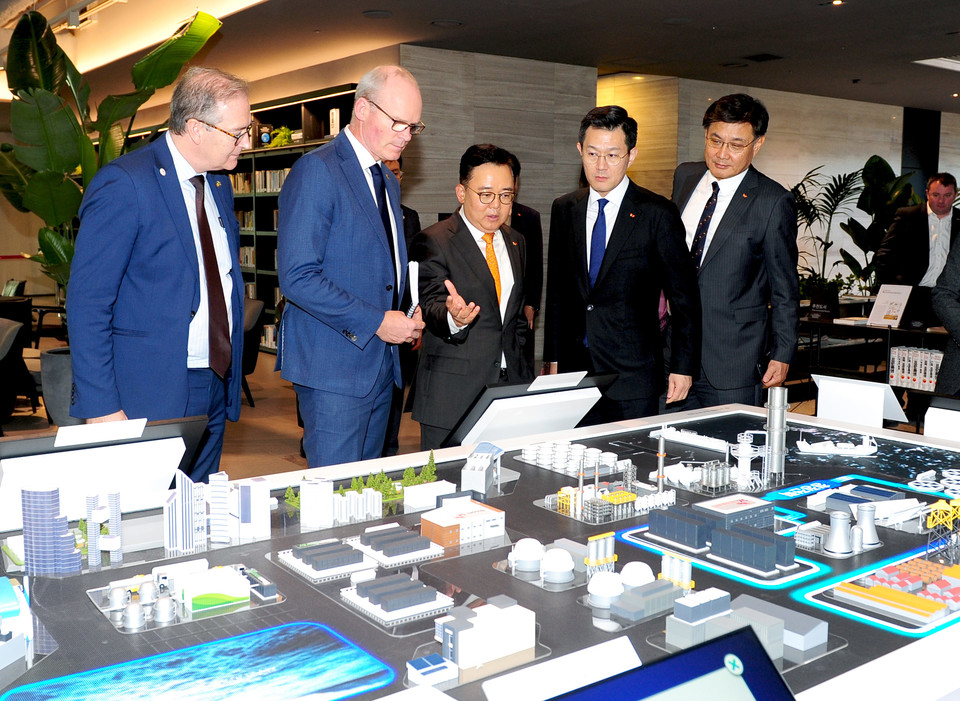 박경일 SK에코플랜트 사장(왼쪽 3번째)이 사이먼 코브니 아일랜드 기업통상고용부 장관(왼쪽 2번째)에게 해상풍력, 태양광 등 재생에너지 사업 개발 및 운영부터 핵심 기자재 생산, 그린수소 생산 및 활용에 이르는 에너지·환경사업이 총 망라된 디지털 디오라마를 보며 SK에코플랜트의 에너지 생태계에 대해 설명하고 있다. [사진=SK에코플랜트]