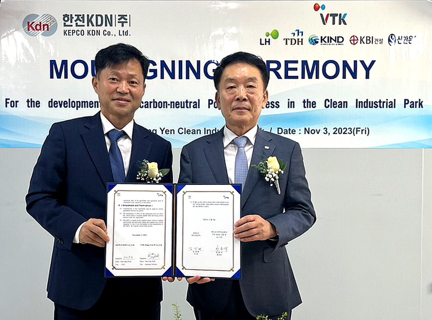 20231106 - 업무협약식에 참석한 김장현 한전KDN 사장과 한종덕 VTK 법인장(오른쪽부터)