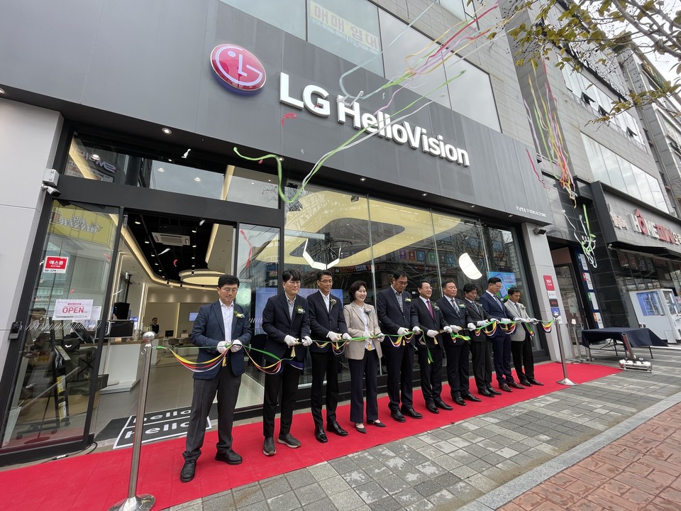 LG헬로비전은 7일 ‘LG헬로비전 호남방송 스튜디오&스토어’를 개소했다고 밝혔다. 개소식에는 LG헬로비전 송구영 대표이사와 김영록 전남도지사, 김산 무안군수 등이 참석했다. [사진=LG헬로비전] 