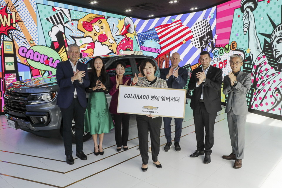 GM은 7일 쉐보레의 중형 픽업트럭 콜로라도(Colorado)의 고객인 박경란씨를 초청해 콜로라도 명예 엠버서더 위촉과 함께 수백만 원 상당의 주유권, 2년 또는 4만 ㎞ 보증 기간이 연장되는 쉐보레 플러스 케어 서비스 등의 축하선물을 건넸다. [사진=한국GM]