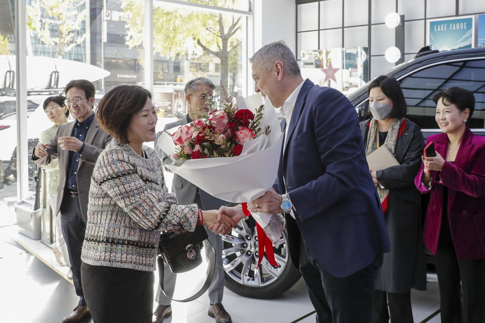 헥터 비자레알 사장과 박경란 고객이 악수를 나누고 있다. [사진=한국GM]
