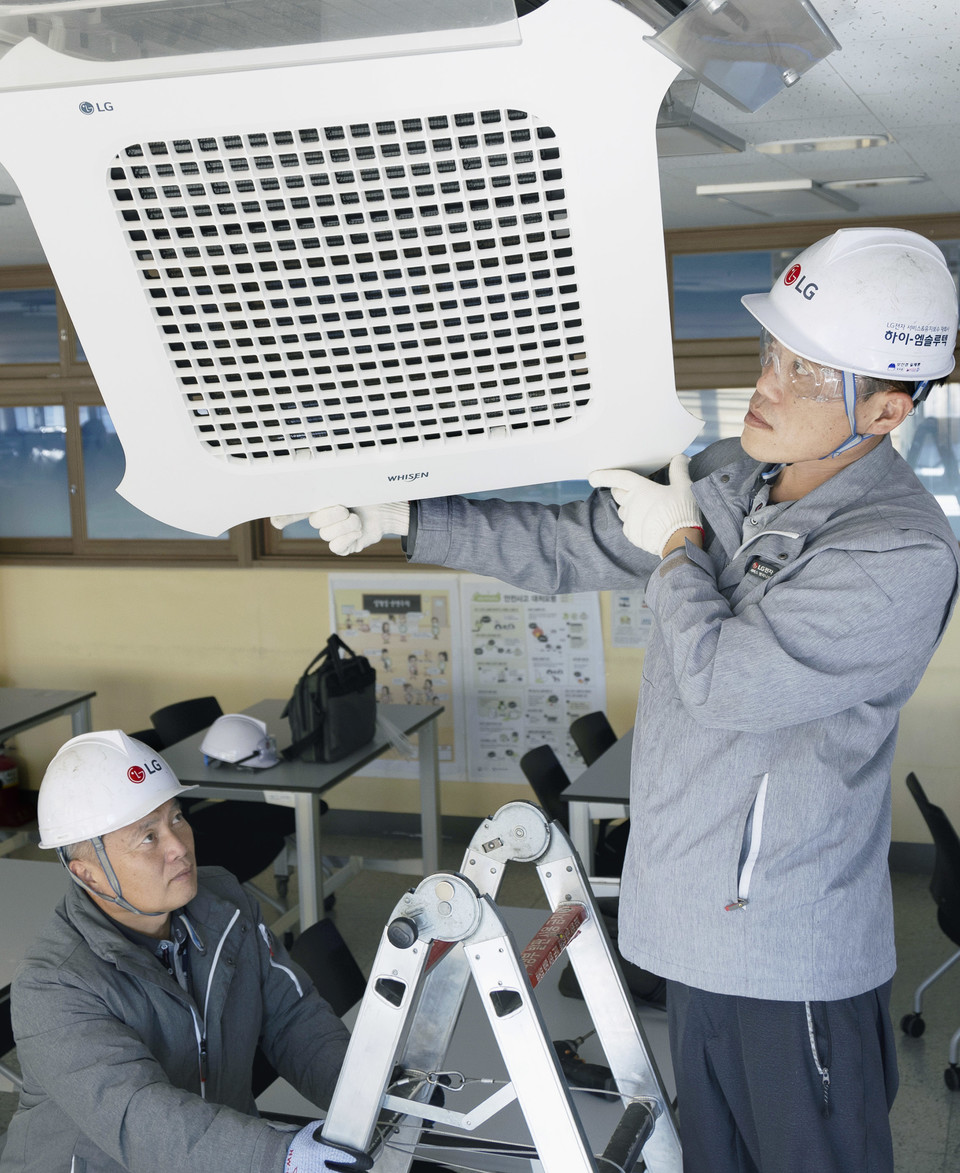 수능 시험장 시스템 에어컨 사전 점검 [사진=LG전자]
