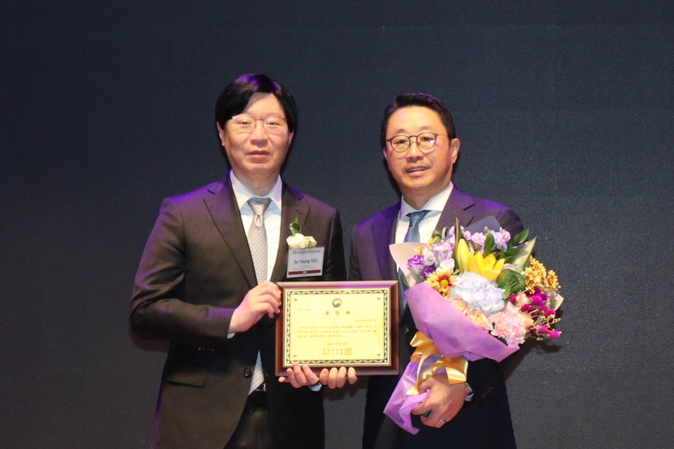 삼성자산운용은 한국거래소에서 주최하는 ‘2023 글로벌ETP컨퍼런스 서울’에서 국내 ETF 시장 100조 원 달성에 대한 공로를 인정받아 금융위원장상인 공로상을 수상했다. [사진=삼성자산운용]