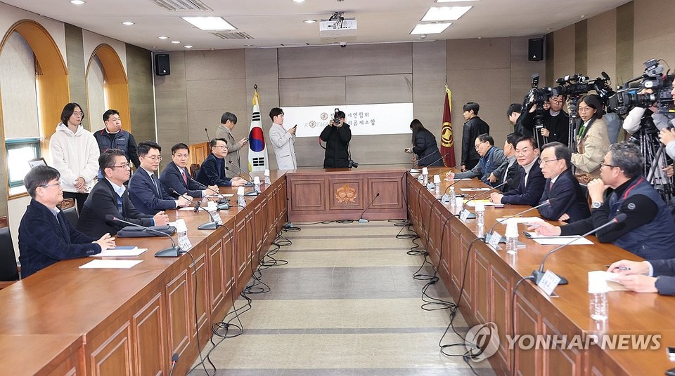 류긍선 카카오모빌리티가 지난 13일 오후 서울 강남구 역삼동 전국택시연합회관에서 택시 4단체(전국택시노동조합연맹·전국민주택시노동조합연맹·전국개인택시운송사업조합연합회·전국택시운송사업조합연합회) 대표자들과 비공개 간담회를 개최했다. [사진=연합뉴스] 