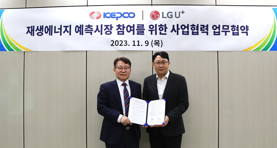 송호승 한국전력 디지털솔루션처장(왼쪽)과 권근섭 LGU+스마트팩토리사업담당(오른쪽) [사진=LGU+]