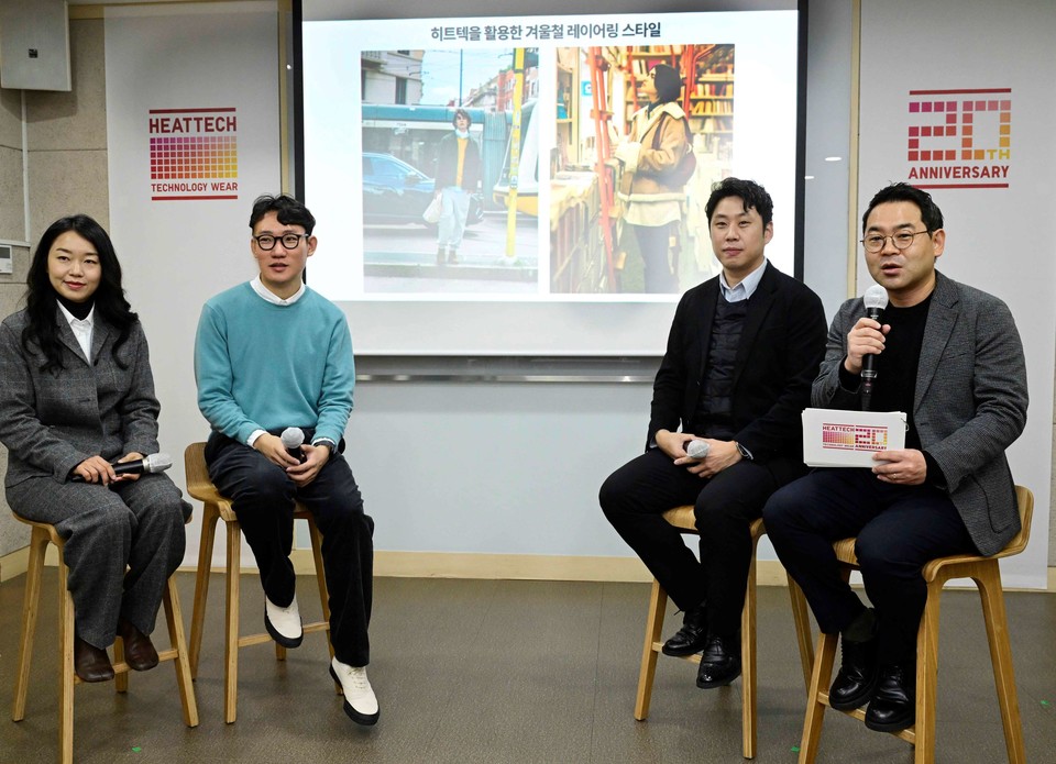 대표적인 흡습발열 기능성 의류인 히트텍(HEATTECH) 출시 20주년을 맞아 히트텍을 통해 변화한 라이프 스타일을 조명하고 히트텍의 다양한 진화와 제품 혁신을 공유하는 시간을 가졌다. (사진 왼쪽부터) 에프알엘코리아 상품계획부문 김경진 부문장, 패션 매거진 및 커뮤니티 온큐레이션의 박성조 편집장, 에프알엘코리아 품질관리팀 심효준 매니저, 에프알엘코리아 김지훈 홍보실장 [사진=유니클로]