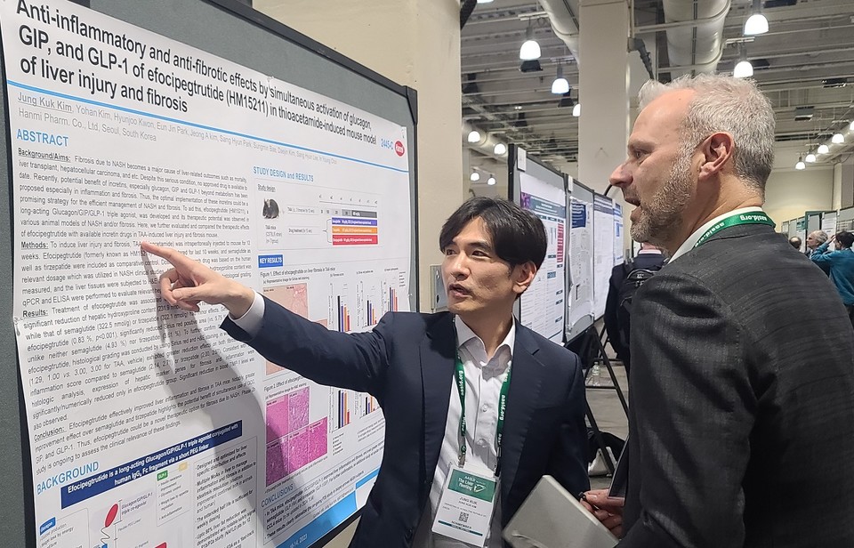 국제학술대회(AASLD)에서 MASH 치료 혁신신약으로 개발중인 에포시페그트루타이드( LAPS Triple agonist)의 간 섬유화 개선 효능에 대해 설명하고 있다. [사진=한미약품]