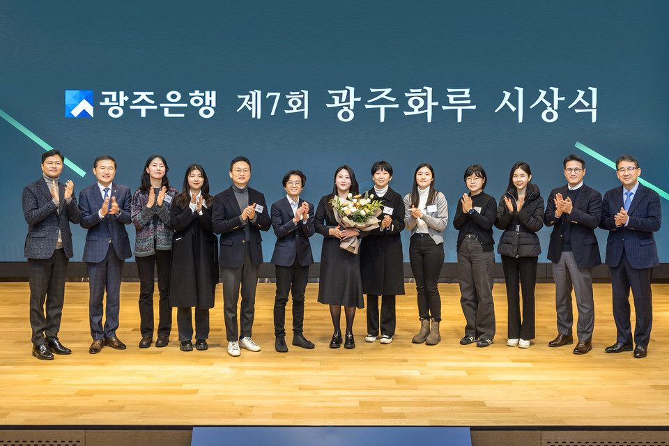 광주은행은 지난 20일 본점에서 제7회 ‘광주화루 공모전’ 시상식과 함께 ‘광주화루 10인의 작가’ 전시를 개최했다고 밝혔다. 김광진 광주광역시 문화경제부시장(사진 왼쪽에서 첫번째), 고병일 광주은행장(사진 왼쪽에서 두번째), 정병국 한국문화예술위원회 위원장(사진 오른쪽에서 두번째), 박양우 광주비엔날레 대표이사(사진 오른쪽에서 첫번째)  [사진=광주은행] 