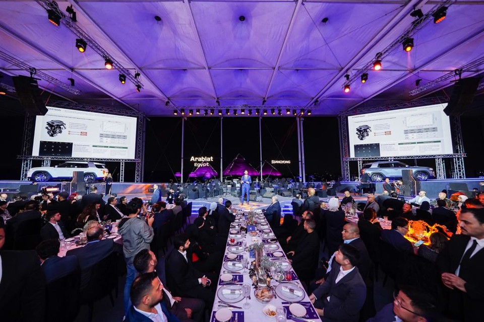 KG 모빌리티가 이집트에서 토레스 론칭 행사를 가졌다. 사진은 지난 20일 카이로 기자지구에서 피라미드를 배경으로 진행된 토레스 론칭 행사에 이집트 현지 미디어와 인플루언서, 대리점 관계자 등이 제품 설명을 듣고 있는 모습 [사진=KG 모빌리티] 