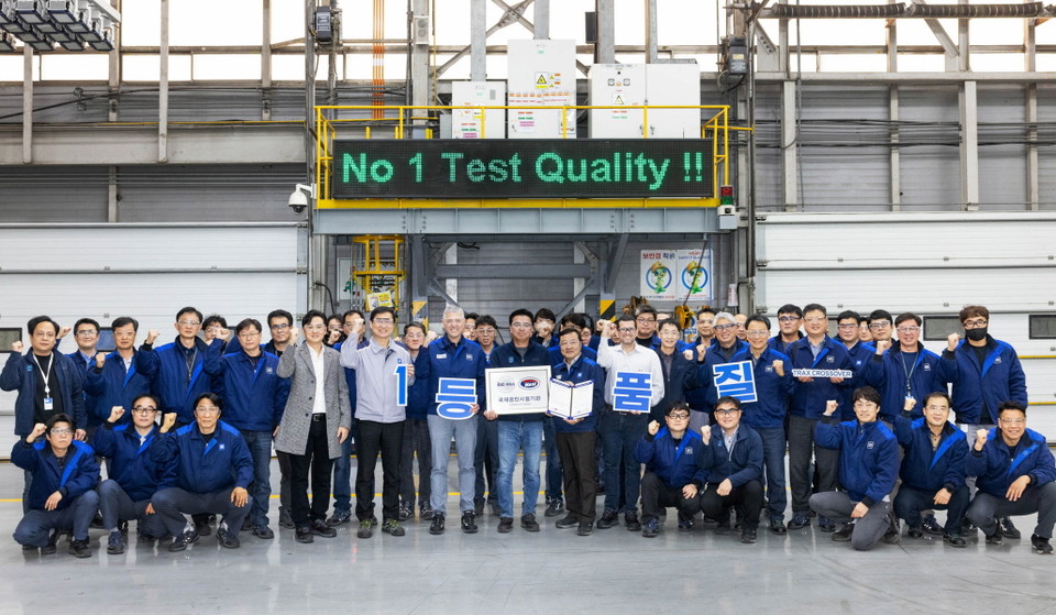 GM 한국사업장은 “품질 주간(Quality Week) 캠페인”을 개최하며 무결점 제품 품질 확보 및 성숙한 품질 문화 구축을 위한 노력에 본격 돌입했다. 사진은 지난 23일 인천 부평 본사에서 개최된 품질 현장 투어에 참석한 GM 한국사업장 헥터 비자레알 사장(중앙 왼쪽)과 품질부문 아달베르토 토레알바 부사장(중앙 오른쪽)을 비롯한 직원들의 모습 [사진=제너럴 모터스] 