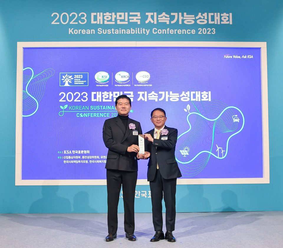 코오롱FnC는 28일 최근 개최된 ‘2023 대한민국 지속가능성대회’ 대한민국 지속가능성지수(KSI) 의류부문에서 1위를 차지했으며, 이를 이끈 코오롱FnC 대표이사 유석진 사장(사진 왼쪽)이 2023 지속가능경영 최고경영자상을 수상했다고 밝혔다. [사진=코오롱인더스트리FnC부문] 