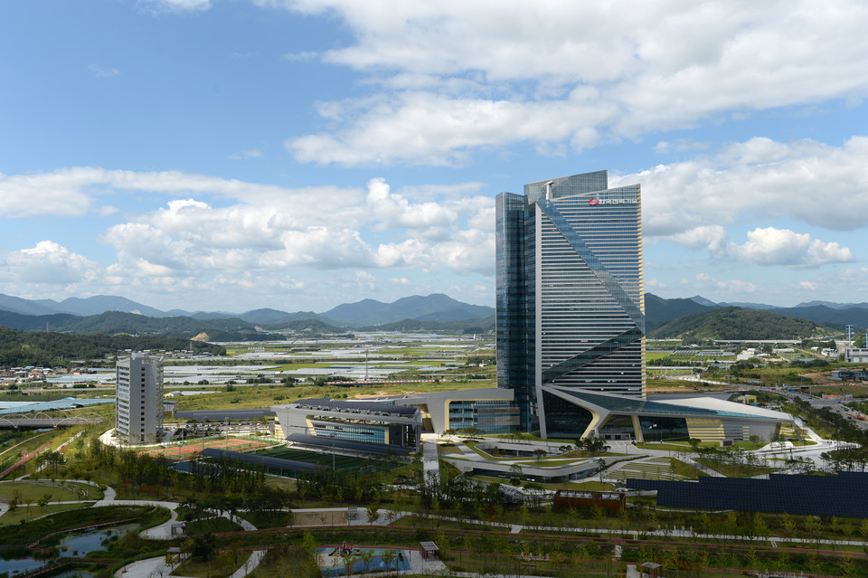 한국전력이 국민들의 에너지 비용 부담 경감을 위해 겨울철 전기요금 분납제도를 오는 11일부터 시행한다. 한국전력기술 김천 본사 [사진=한국전력기술]