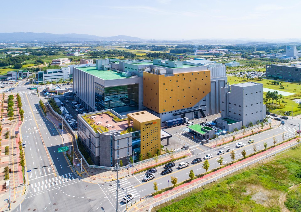 에코프로비엠과 삼성SDI는 1일 충북 청주시 에코프로비엠 본사에서 양사 최고경영진들이 참석한 가운데 배터리 양극 소재 장기 공급 계약을 체결했다. [사진=연합뉴스]