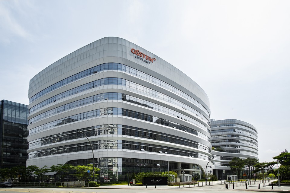  오스템임플란트는 12일 미국 현지법인 공장증설 과정에서 직원의 비위행위가 있었다는 MBN 뉴스보도에 대해 사실과 다르다며 법적조치를 취하겠다고 밝혔다. [사진=오스템임플란트] 