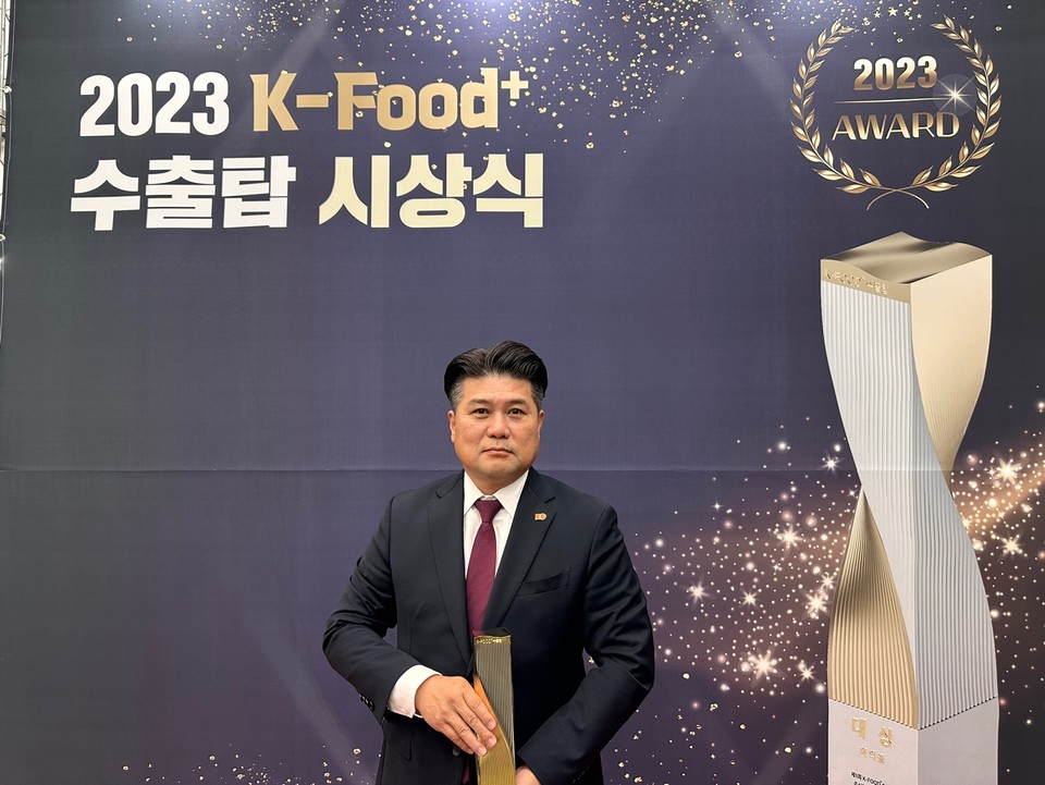 삼양식품은 지난 19일 서울 aT센터에서 개최된 ‘제1회 케이푸드 플러스(K-Food+) 수출탑 시상식’에서 대상(4억불)을 수상했다고 밝혔다. 시상식에서 김동찬 삼양식품 대표이사가 기념 사진을 찍고 있다. [사진=삼양식품]