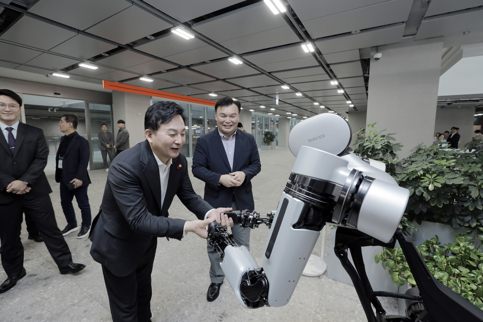 네이버 1784에 방문해 로봇팔 앰비덱스와 인터랙션하고 있는 원희룡 국토부 장관 [사진=네이버]