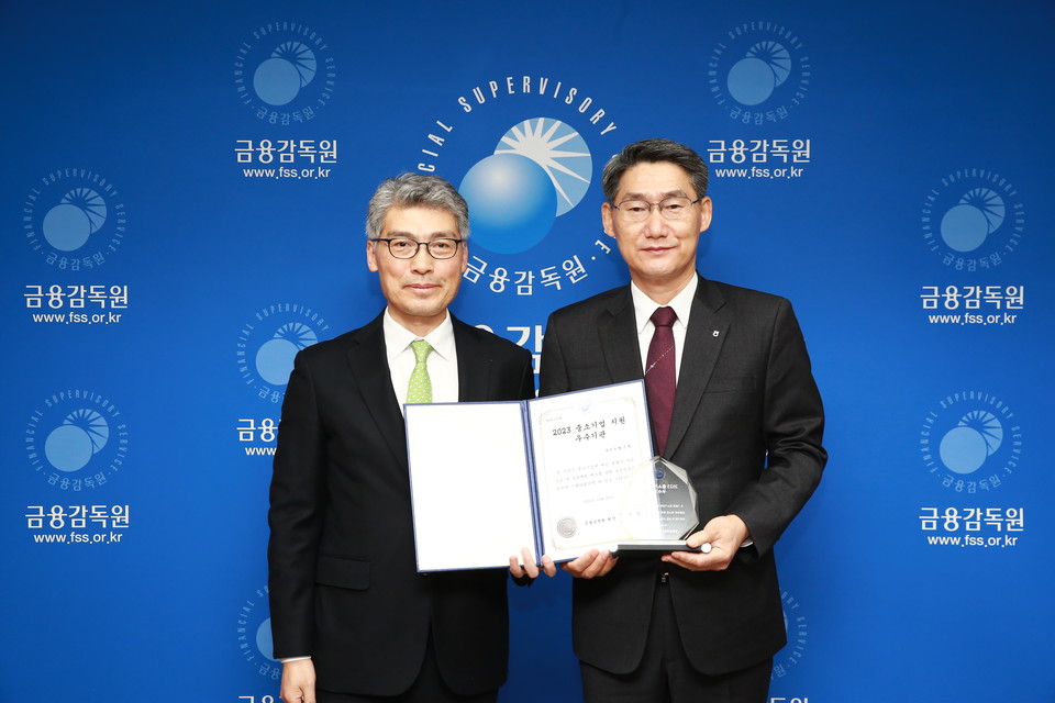 NH농협은행은 금융감독원에서 열린 2023년 포용금융 유공기관 시상식에서 2년 연속 중소기업 부문 우수기관으로 선정돼 금감원장상을 수상했다. [사진=NH농협은행]