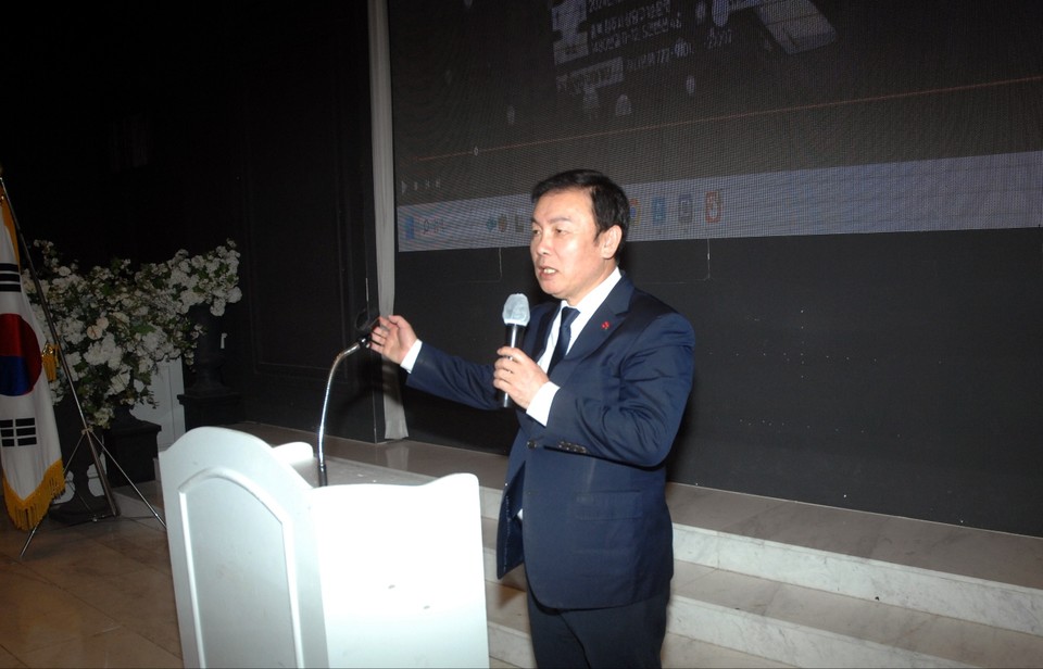 안창현 국민의소리TV 회장이 출판기념회에서 연설을 진행하고 있다.
