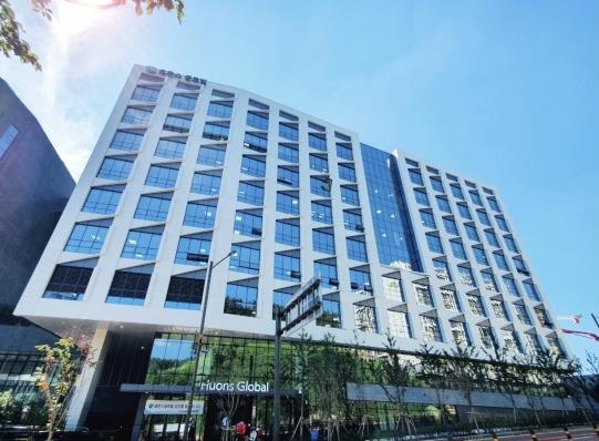 휴온스가 새로운 기전의 안구건조증 치료제 개발을 통해 안구건조증 시장 공략에 나섰다. [사진=연합뉴스]