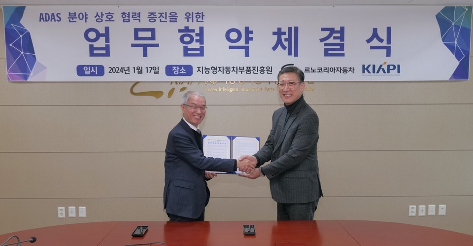 르노코리아자동차 최성규 연구소장(오른쪽)과 지능형자동차부품진흥원 성명호 원장(왼쪽)이 자율주행 및 ADAS(첨단운전자보조시스템) 관련 공동 개발을 위한 업무협약을 체결하고 기념 촬영을 하고 있다. [사진=르노코리아] 