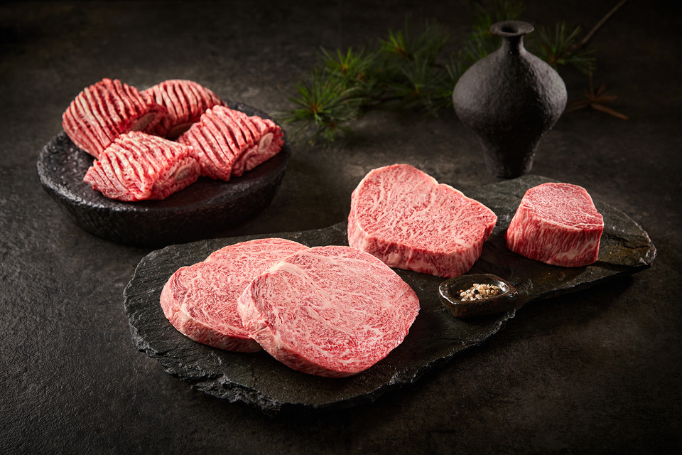 호텔신라가 전국의 최고급 농축수산물로 엄선한 설 선물세트를 선보인다. [사진=호텔신라]