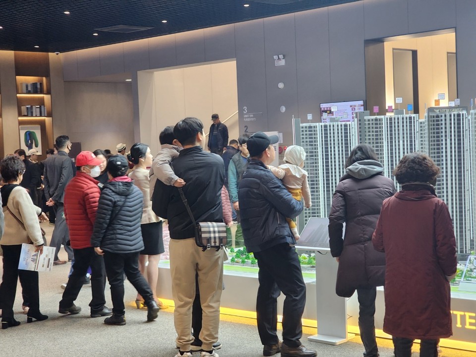 고객들이 안산 ‘롯데캐슬 시그니처 중앙’ 견본주택을 둘러보고 있다. [사진=롯데건설] 