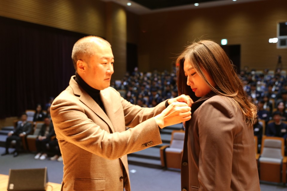 구자은 LS그룹 회장(왼쪽)이 지난 18일, LS미래원에서 2024년 LS 공채 신입사원들에게 회사 배지를 직접 달아주고 있다. [사진=LS그룹] 