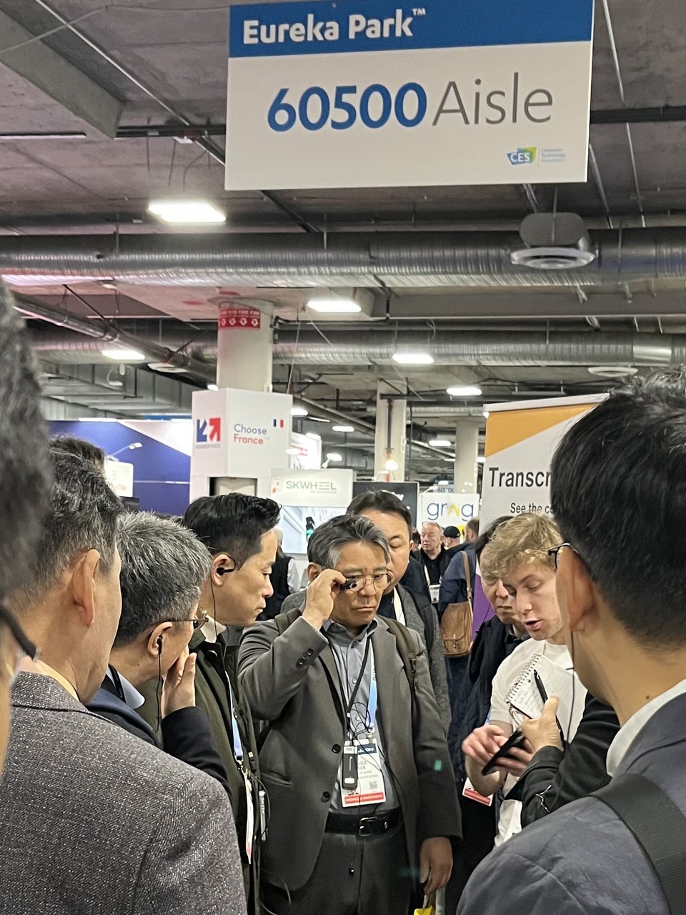 전북은행 백종일 은행장(사진 가운데)이 CES 2024 참관을 통해 전북은행의 신성장 동력 및 미래 먹거리 발굴을 위한 행보에 나섰다. [사진=JB금융그룹] 