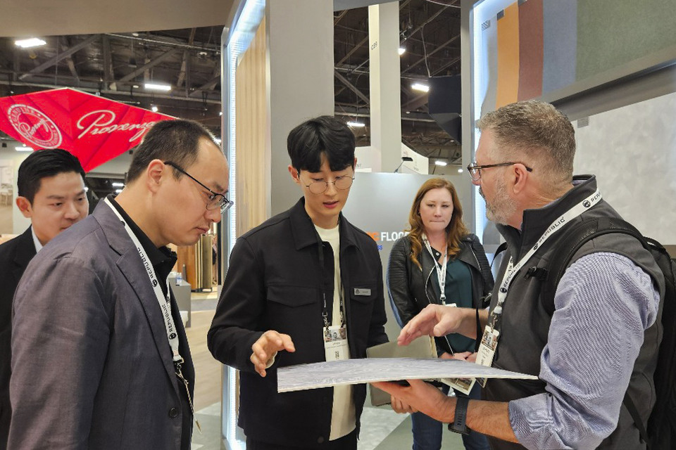 KCC글라스 관계자들이 'tise 2024'에 마련된 홈씨씨 인테리어 부스에서 방문객들과 상담하고 있다. [사진=KCC글라스]