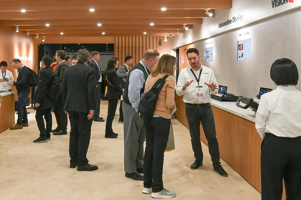 현대모비스는 이번 CES2024에서 고객사 전용 공간을 마련해 투명 디스플레이와 22Kw급 통합 충전 제어 모듈(ICCU) 등 당장 양산 적용이 가능한 모빌리티 신기술 20종을 선보였다. [사진=현대모비스]