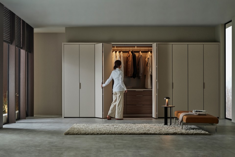 한샘은 ‘완벽히 새로운 수납 경험’을 제공하기 위해 2m 폭의 ‘와이드장’과 ‘폴딩 도어’ 등 신규 아이템을 추가해 붙박이장 내부 선택의 폭을 넓히고, 디자인과 사양(Spec)을 고급화한 수납 시스템 ‘시그니처’ 붙박이장을 출시했다. [사진=한샘]