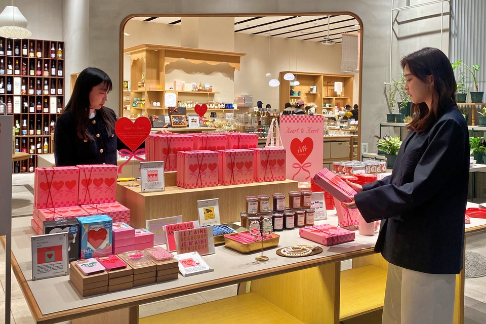 동탄점 시시호시 매장에서 진행 중인 '하트 투 하트' 팝업을 구경 중인 고객