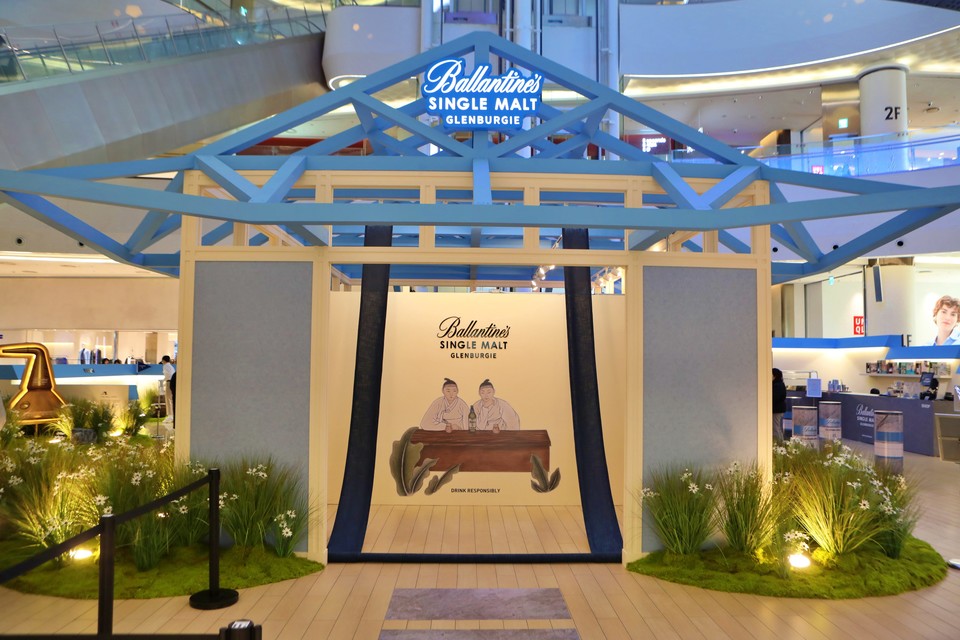 롯데월드몰 1층 아트리움 광장에서는 오는 12일까지 스카치 위스키 브랜드 발렌타인의 ‘발렌타인 싱글몰트 글랜버기’ 팝업 스토어가 열린다. [사진=롯데물산] 