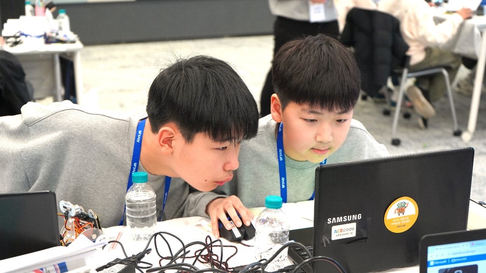 안랩이 SW코딩교육 2024 겨울시즌 미래상상 코딩캠프를 진행했다. [사진=안랩]