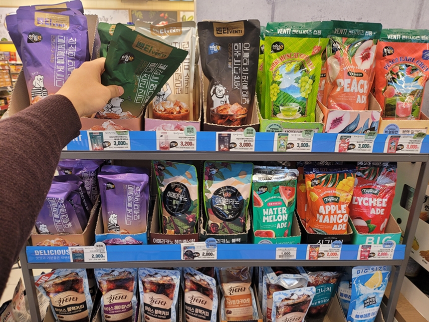 이마트24는 2월부터 파우치 음료 판매를 시작했다. 지난 1일부터 칸타타 파우치 커피 판매를 시작했다. [사진=이마트24]