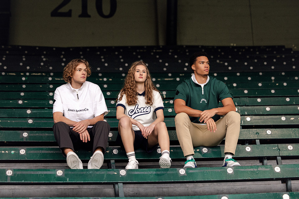 컨템포러리 퍼포먼스 골프웨어 ‘왁(WAAC)'이 포틀랜드 골프 용품 전문 브랜드 ‘존스(JONES)’와 협업 컬렉션을 출시하며 골프 성수기 봄 라운딩 족을 공략한다. [사진=코오롱FnC]