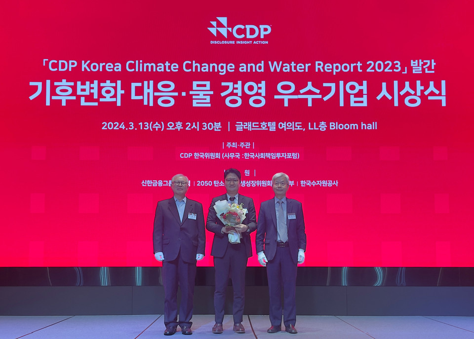 SK네트웍스는 지난 13일 여의도 글래드호텔에서 열린 '2023 CDP 코리아 어워드'에서 산업재 부문 ‘탄소경영 섹터 아너스 상’을 수상했다. 사진은 유봉운 SK네트웍스 경영지원본부장(가운데)이 상을 수여하는 모습이다. [사진=SK네트웍스]