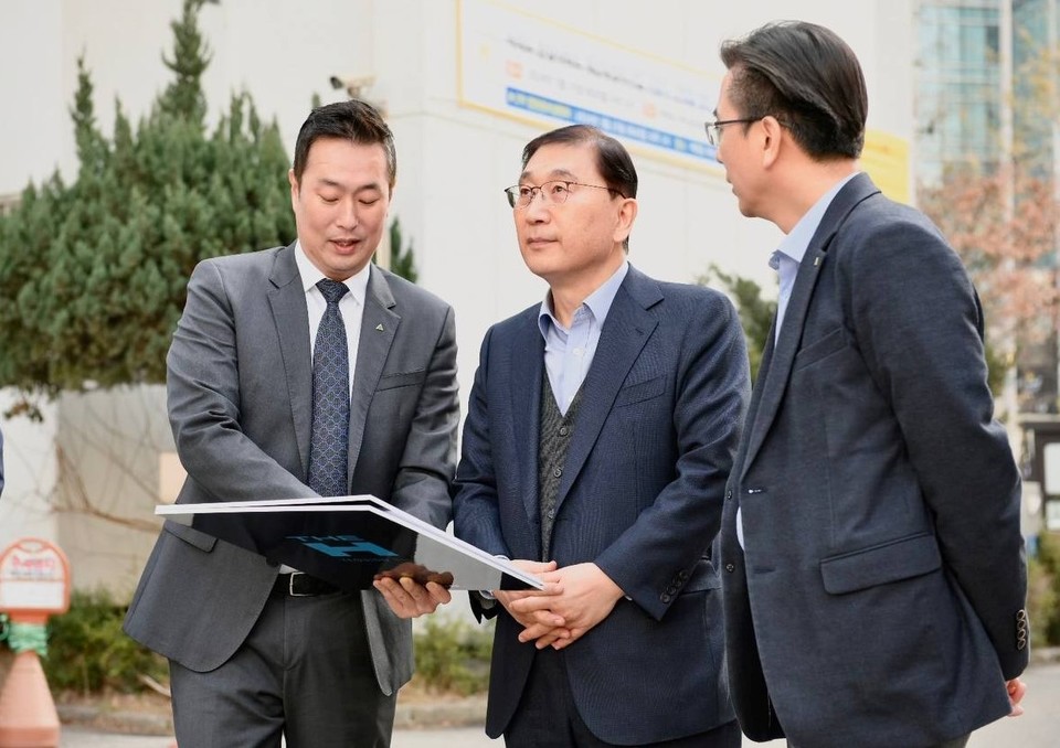 윤영준 현대건설 대표이사가 치열한 수주전이 펼쳐지고 있는 여의도 한양아파트 현장을 방문했다. (가운데 윤영준 현대건설 대표이사) [사진=현대건설]