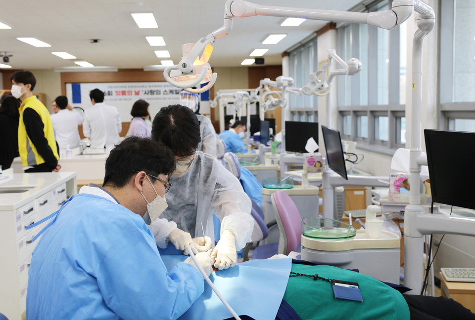 동국제약 임직원들로 구성된 ‘인사돌플러스 사랑봉사단’은 최근 한양여자대학교에서 진행된 ‘사랑의 스케일링’ 행사에 동참했. [사진=동국제약] 