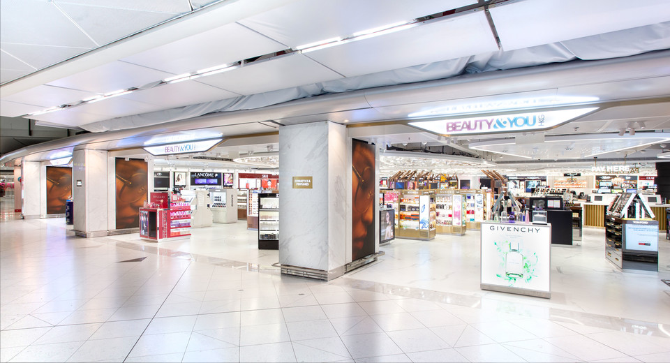 호텔신라가 운영하는 신라면세점이 홍콩 첵랍콕국제공항 화장품·향수·패션·액세서리 매장 사업권을 3년 연장해 오는 2027년 9월 30일까지 운영한다. [사진=호텔신라]