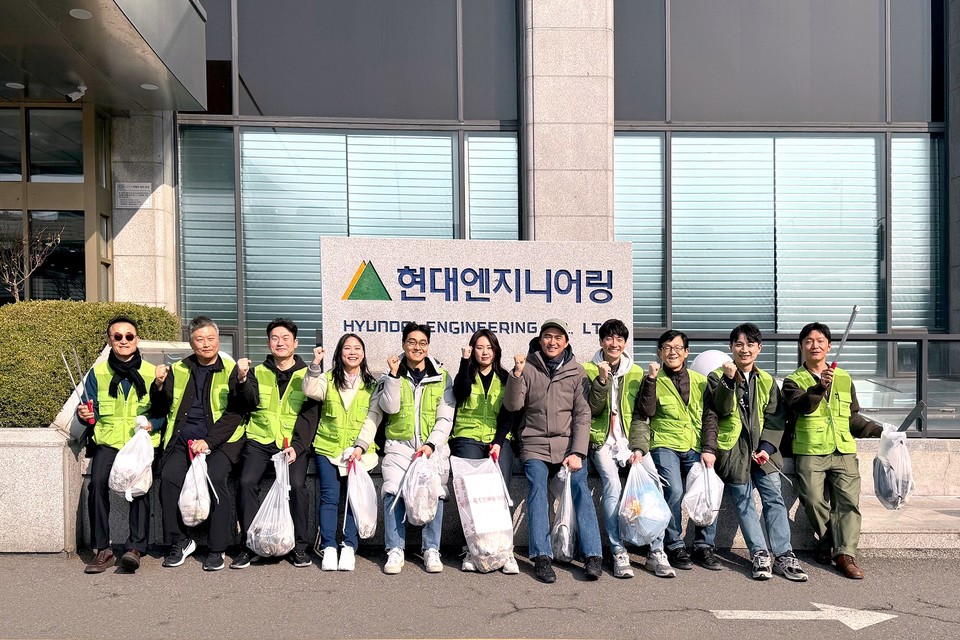 환경 정화 봉사활동에 참여한 현대엔지니어링 임직원들과 배우 김석훈이 기념 사진을 촬영하고 있다. [사진= 현대엔지니어링] 