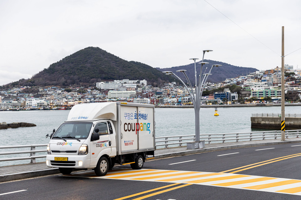 전남 여수시 일대에서 배송중인 쿠팡카 [사진=쿠팡] 
