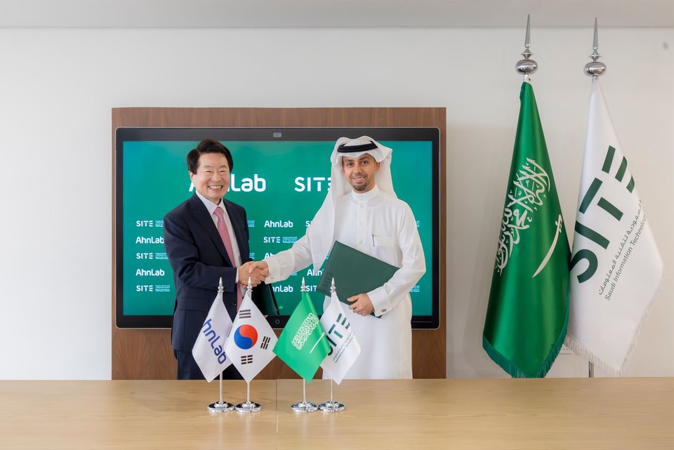 강석균  안랩 대표(왼쪽)와 사드 알라부디(Dr. Saad Alaboodi) SITE CEO(오른쪽) [사진=안랩]