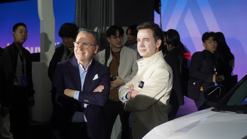 (왼쪽부터) 아르노 벨로니 르노 마케팅 총괄 부사장과 스테판 드블레즈 르노코리아 사장 [사진=김성지 기자]