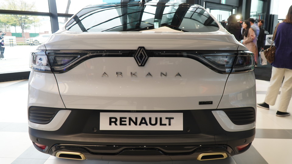 변경된 로장주 엠블럼이 적용된 아르카나(기존명 XM3) [사진=김성지 기자]