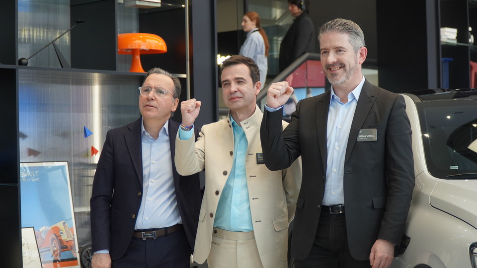 (왼쪽부터) 아르노 벨로니 르노 마케팅 총괄 부사장, 스테판 드블레즈 르노코리아 사장, 질 비달 디자인 총괄 부사장 [사진=김성지 기자]