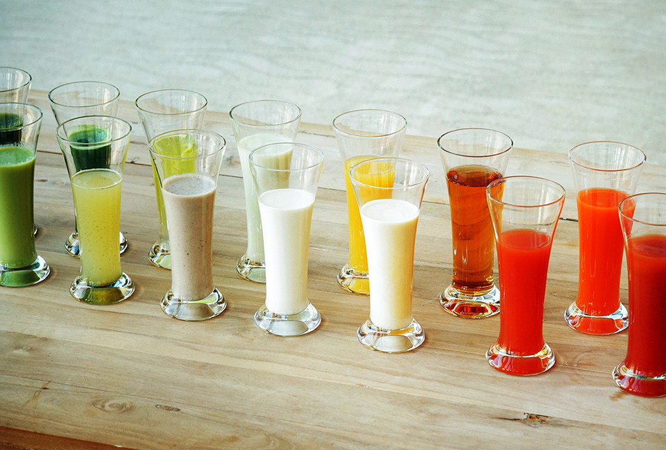 제철 과일과 야채들을 넣어 이른 새벽부터 준비되는 ‘디톡스 워터’ [사진=위호텔제주]